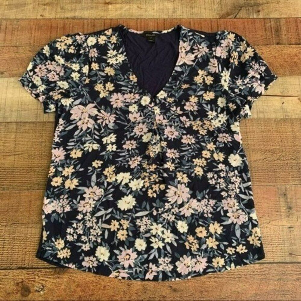 RW & CO lightweight puff sleeve knit back v-neck short sleeve floral top in blue